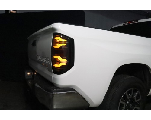 Задние фонари Toyota Tundra 2014-2021 серии LUXX светодиодные с желтым поворотником цвет Black Задние фонари Toyota Tundra 2014-2021 серии LUXX светодиодные с желтым поворотником цвет Black