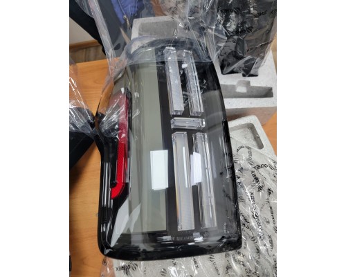 Задние фонари Toyota Tundra 2007-2013 с желтым поворотником серии NOVA цвет Black