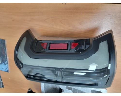 Задние фонари Toyota Tacoma 2005-2015 светодиодные с желтым поворотником серия NOVA цвет Alpha-Black 